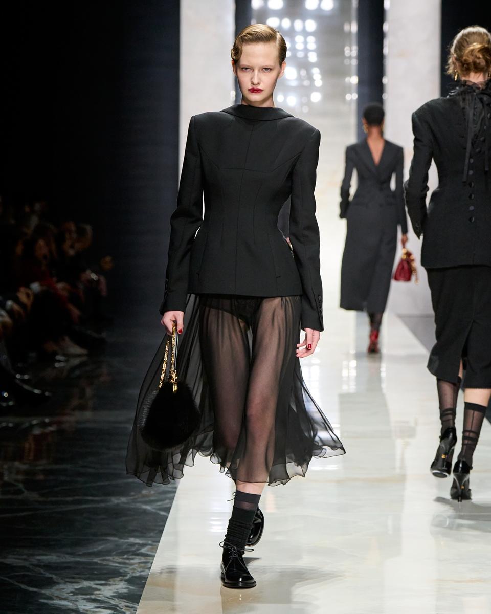 DOLCE＆GABBANA巧妙利用反穿西裝外套與透紗裙襬的搭配，架構出女性力量與性感並存的形象。