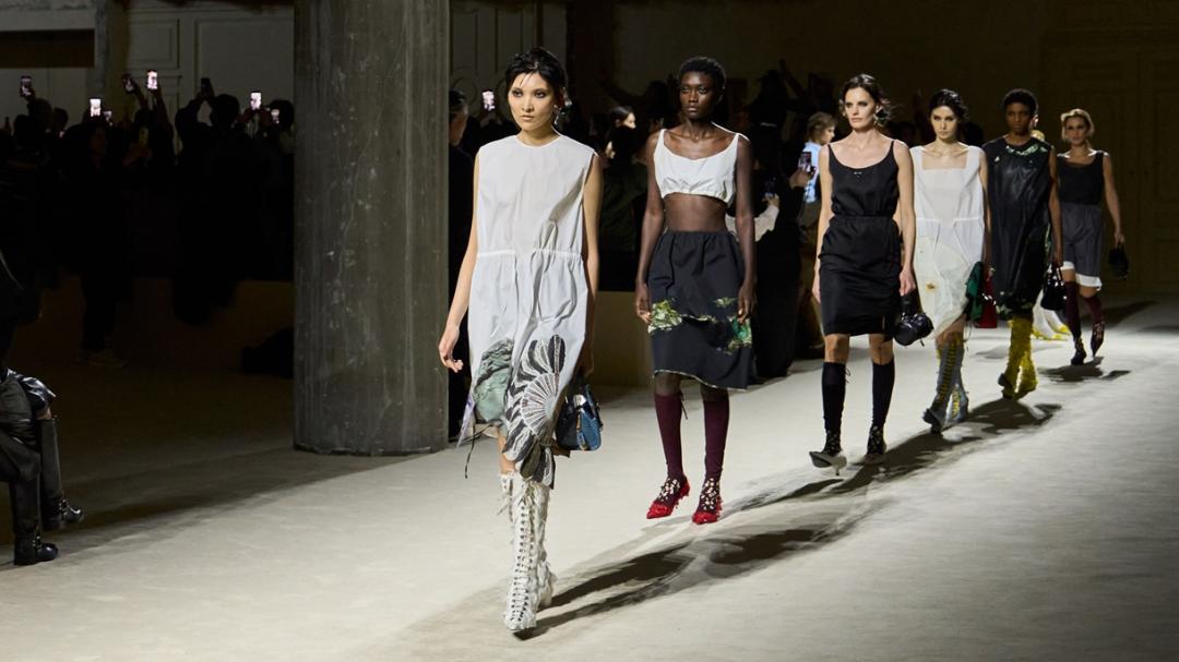 PRADA運用面料堆疊與仿舊處理，呈現多重視覺層次。