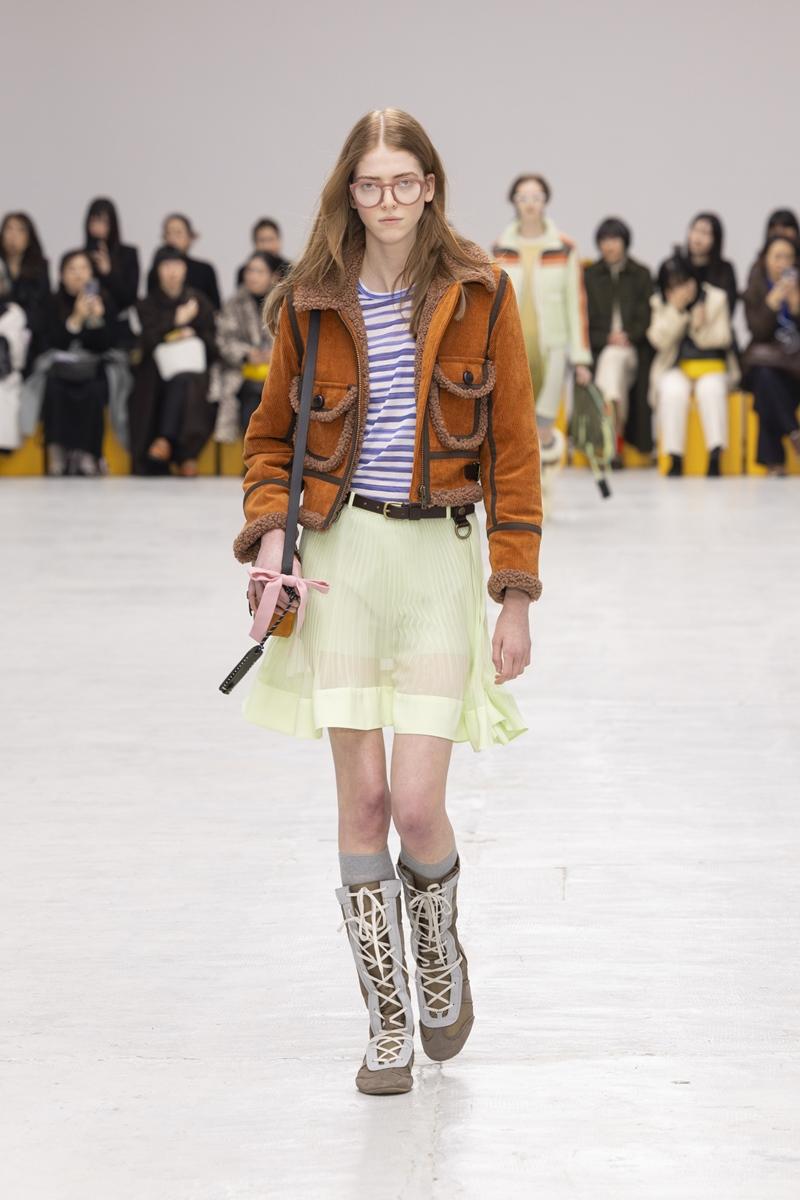 Onitsuka Tiger條紋上衣搭配工裝夾克與紗裙，詮釋休閒浪漫。