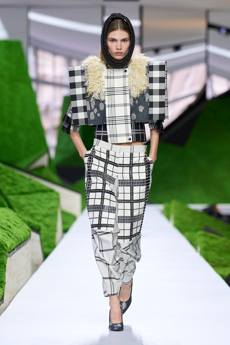 LOUIS VUITTON結合俐落線條與動植物元素，勾勒出如身體地形般的造型層次。