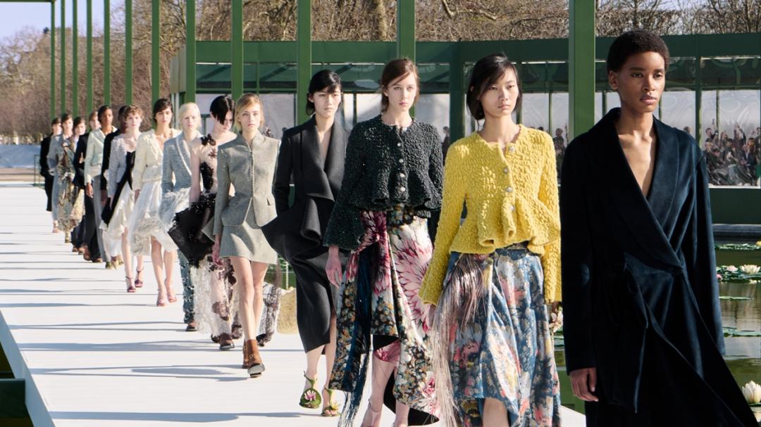 Dior讓花卉元素成視覺核心，透過印花與花苞廓形堆疊出鮮明生命力。