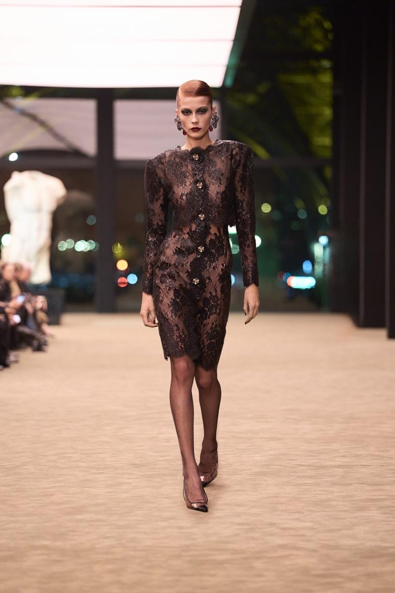 SAINT LAURENT貼身黑色蕾絲洋裝結合精準剪裁，彰顯內斂而強烈的視覺張力。