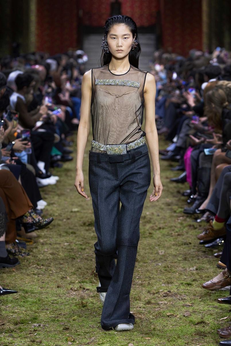 MIU MIU以貼近身體的柔軟材質，表現女性與自我之間的親密關係。