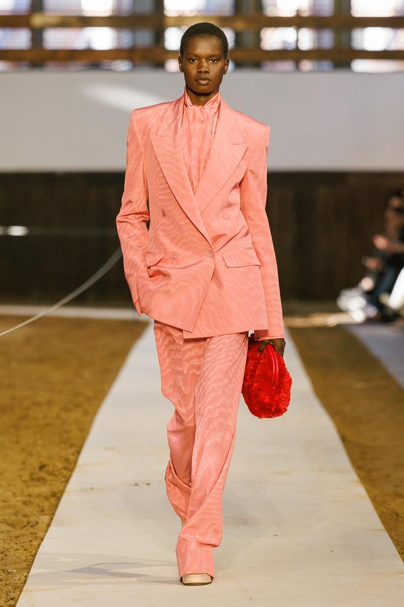 Stella McCartney俐落西裝輪廓輔以柔和色彩，突顯力量與優雅共融的當代女性形象。