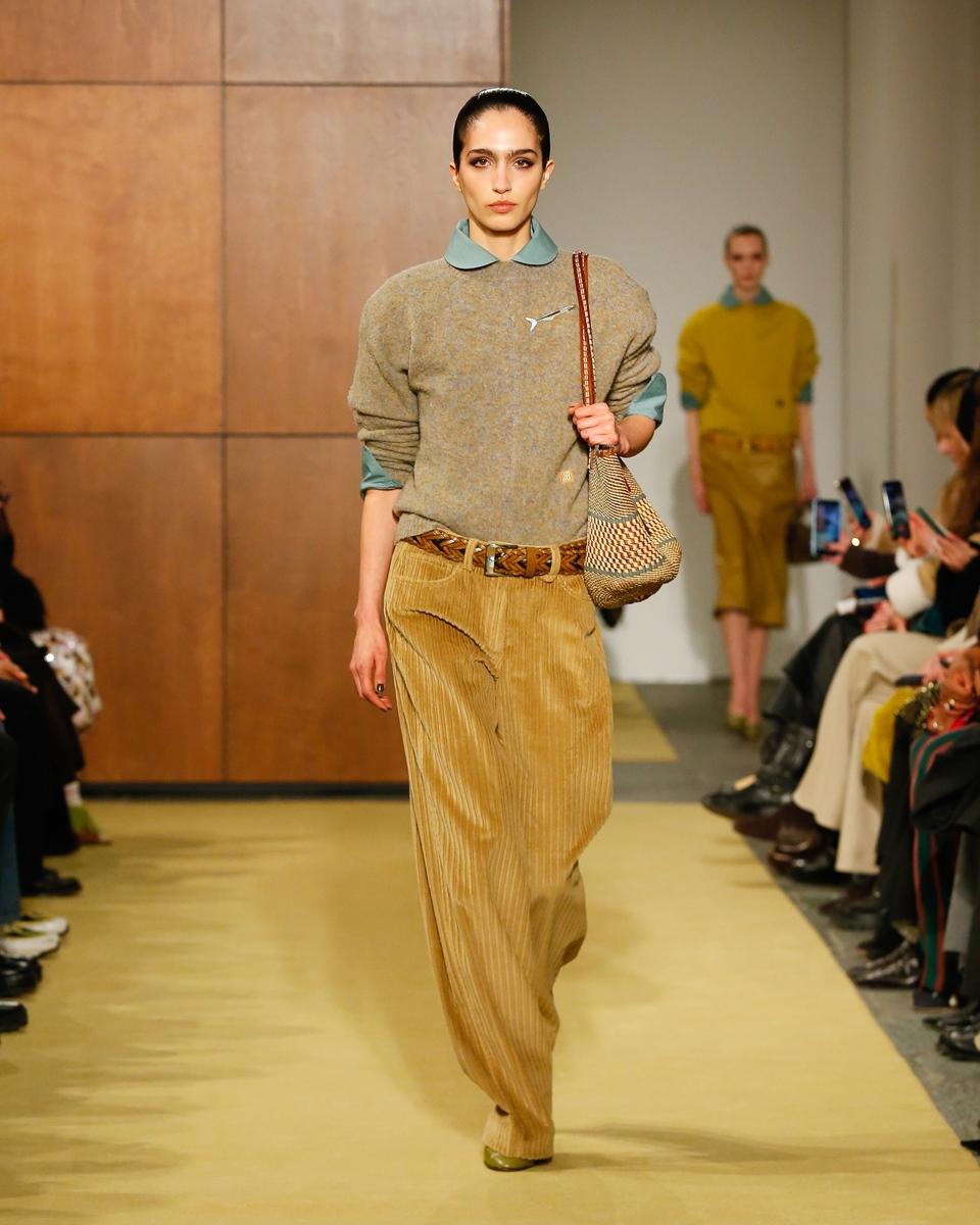 TORY BURCH強調當代女性的感性穿著，透過復古輪廓與材質，自然帶出日常風格美學。