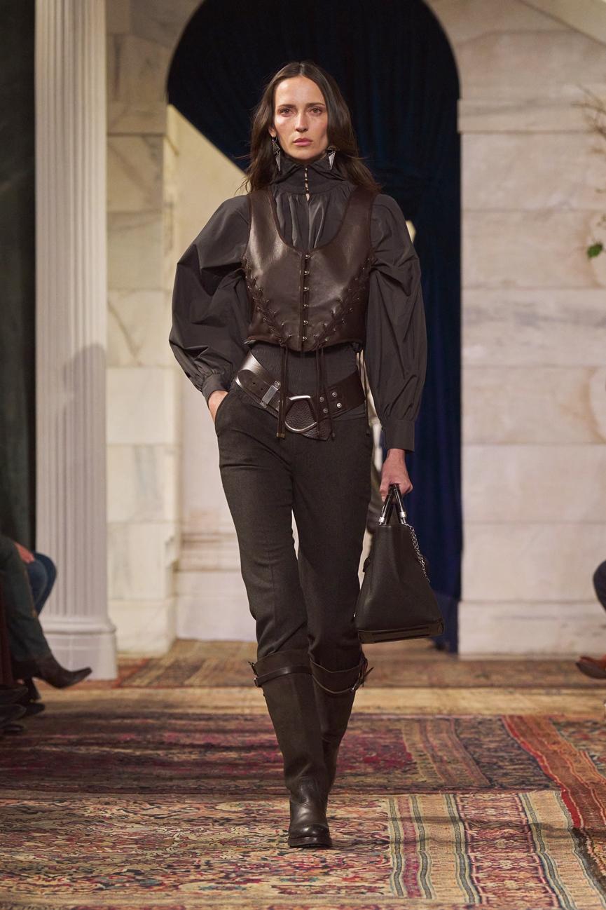 RALPH LAUREN採用濃鬱大地色調與精湛剪裁單品，強調柔美與力量並存的精神。