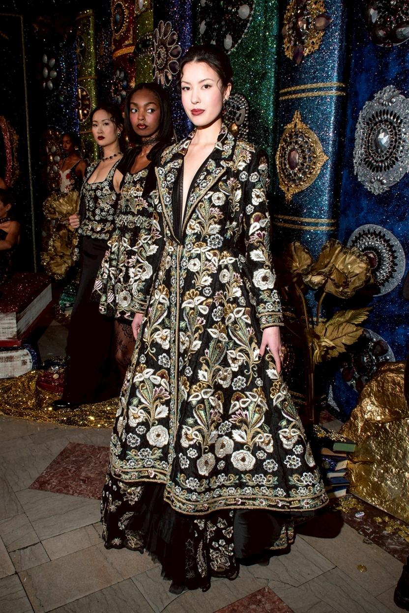 alice+olivia將華麗刺繡融入長版外套，打造具有戲劇感的造型語彙。