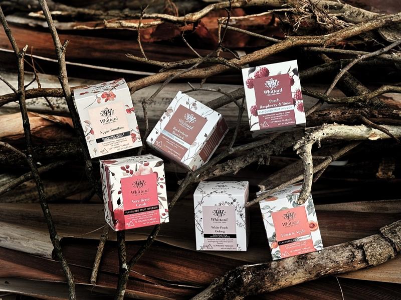 Whittard Chelsea 1886春季新系列「東方微語」亮相，包裝設計加入手繪感的水彩花卉與閃亮的銀箔元素，展現英式下午茶的優雅質感。（Whittard Taiwan提供）