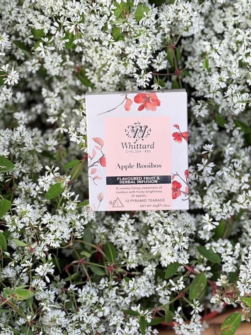 屬於經典重塑系列的「蘋安博士茶」，選用南非博士茶為基底，並加入蘋果與蜜桃調味，無咖啡因的配方非常適合全家人一起享用。（Whittard Taiwan提供）