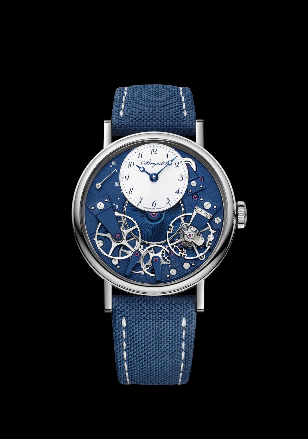 寶璣Tradition 7037腕錶，38毫米18K白金錶殼，白色大明火琺瑯主錶盤，10點鐘位置為逆跳秒針，1,577,000元。（Breguet提供，以下同）