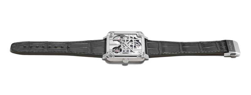 僅9毫米的纖薄錶殼結合拋光與緞面打磨不鏽鋼，展現品牌精湛的修飾工藝。（Bell & Ross提供）