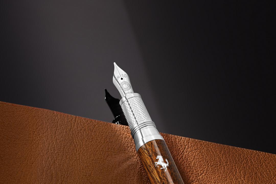 筆身前端的交叉線條，源自法拉利GT跑車方向盤金屬幅條上的表面紋理。