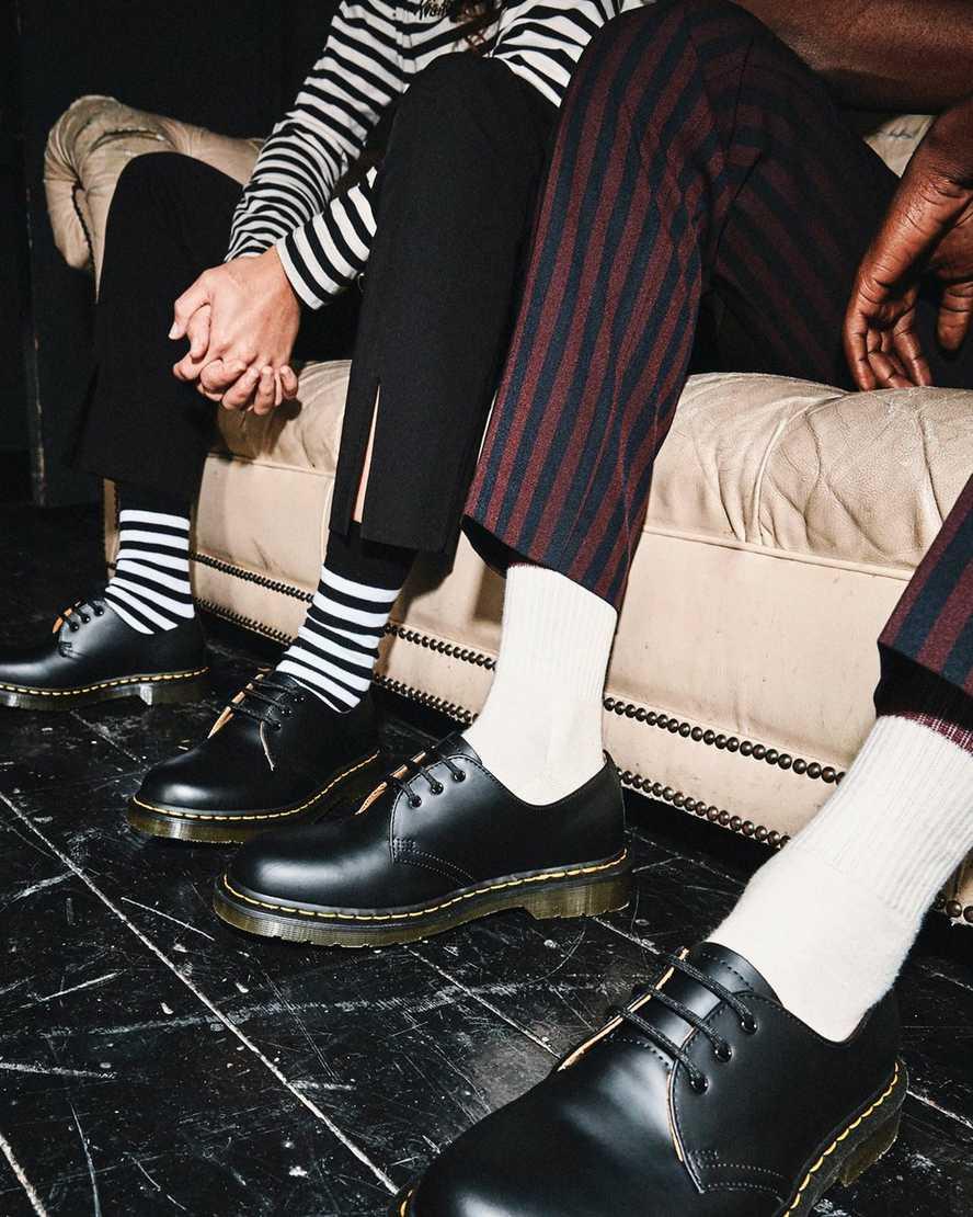 黑色鞋面與經典黃色縫線透露出的反骨態度，是90年代街頭潮流霸主。