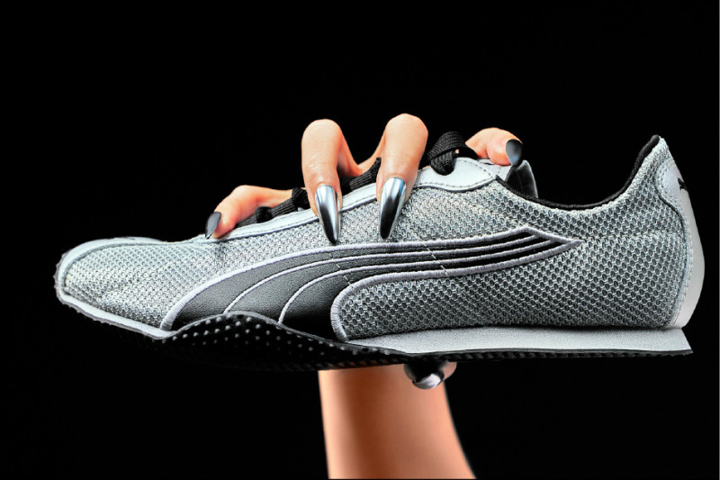 H-STREET隨型鞋整體設計揉合復古田徑基因，致敬90年代競速鞋款經典之作，2,980元。