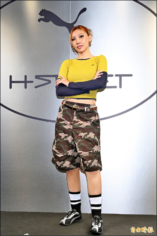 PUMA品牌大使Karencici表示，她特別喜歡隨型鞋在經典之中加入大膽設計的創意。（記者胡舜翔攝）