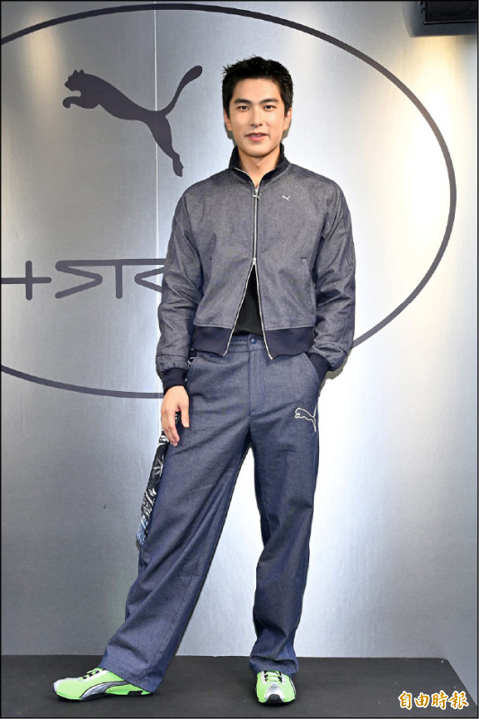 PUMA品牌大使曾敬驊受邀擔任潮流得來速揭幕嘉賓，一身時髦打扮現身，示範隨型鞋的百搭魅力。（記者胡舜翔攝）