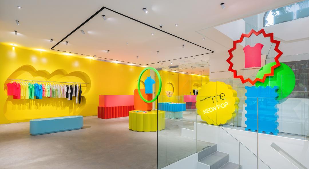 三宅一生家族揮軍南下！me ISSEY MIYAKE霓虹快閃超可愛 便利貼上身也時髦