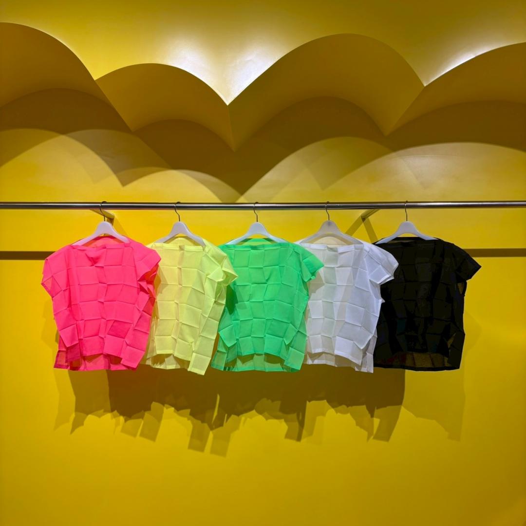 me ISSEY MIYAKE從自我出發，以上衣單品為主力。