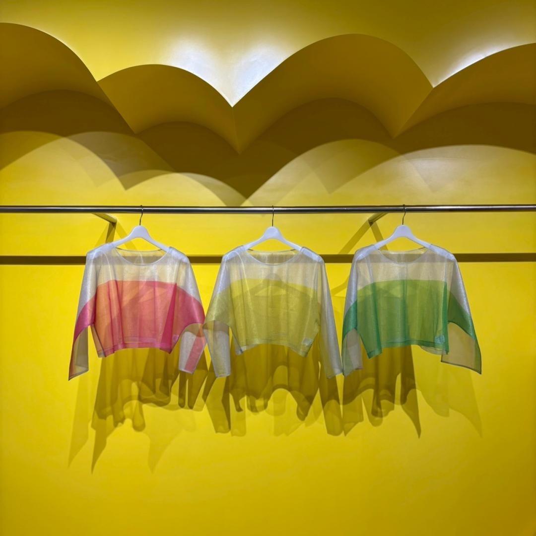 透視面料上衣，疊搭裙裝能營造輕盈春日美感。