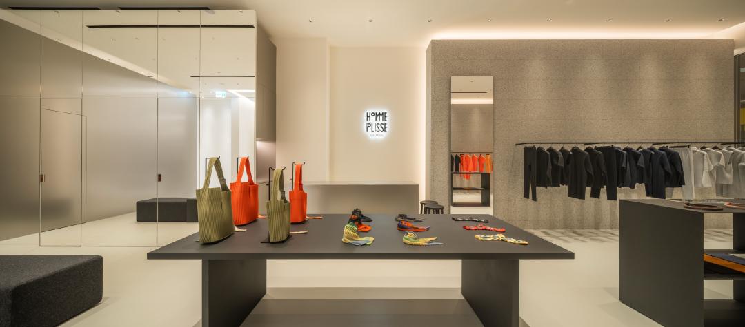 HOMME PLISSÉ則以溫潤色系為主。