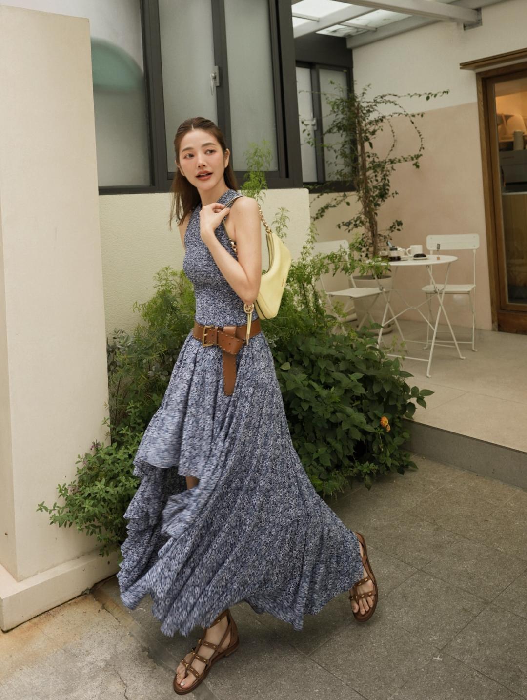 流動的裙襬線條帶來飄逸視覺效果，為這身穿搭營造律動優雅美感。