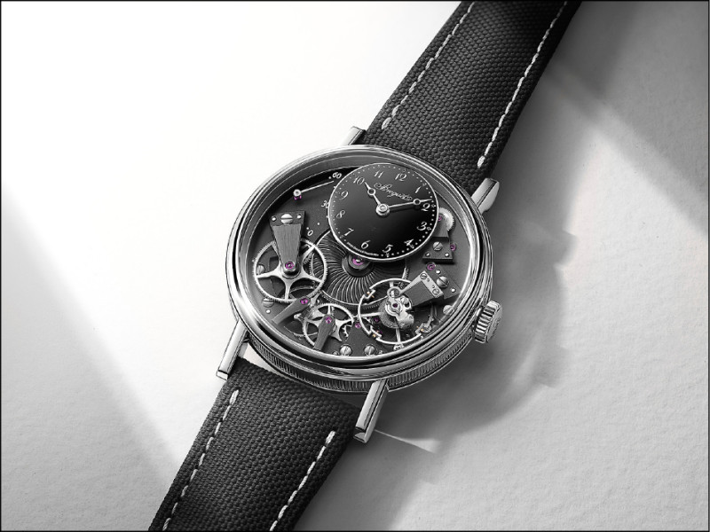 Tradition系列可從腕錶正面欣賞所有機芯細節，7037腕錶黑色款，1,734,000元。