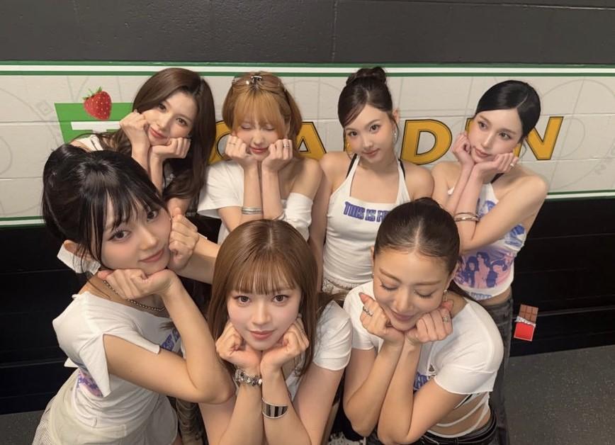 TWICE官方社群分享波士頓巡演合照，周子瑜（左下）換上空氣劉海造型搭配馬尾，展現無敵青春魅力。（翻攝自instagram）