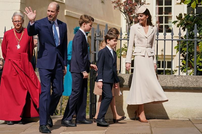 威凱一家五口睽違兩年合體現身，威廉王子揮手致意民眾，與家人互動自然成焦點。（美聯社）