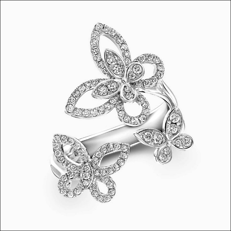 蝴蝶幻影系列圓形鑽石戒指，273,000元。