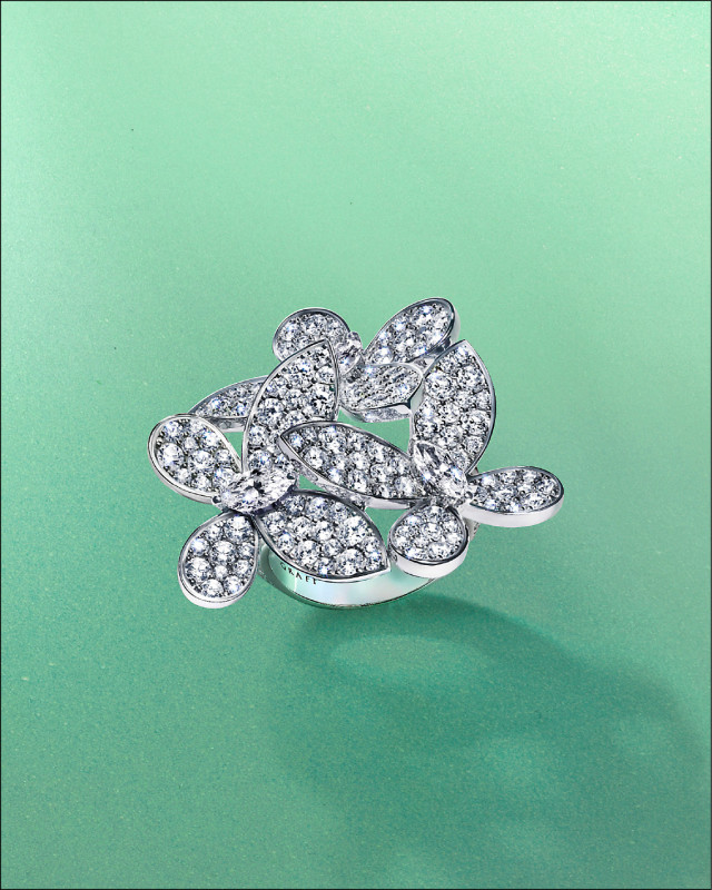 繾綣蝴蝶系列密鑲鑽石戒指，1,385,000元。