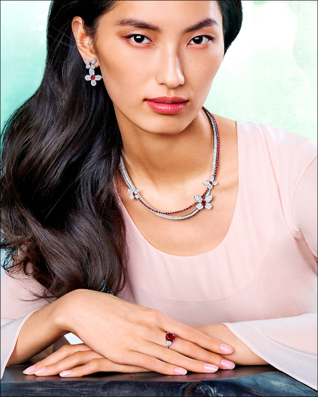 蝴蝶系列新作以紅寶石勾勒出蝶翼的輕盈與靈動。蝴蝶紅寶石和鑽石高級珠寶套組，價格店洽。