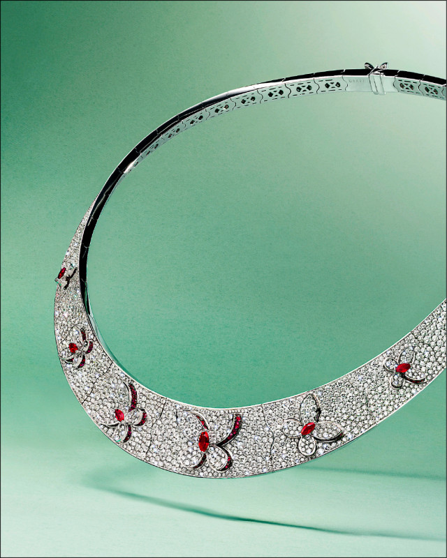 蝴蝶紅寶石和鑽石高級珠寶項鍊，鑽石總重21克拉，紅寶石總重3克拉，價格店洽。