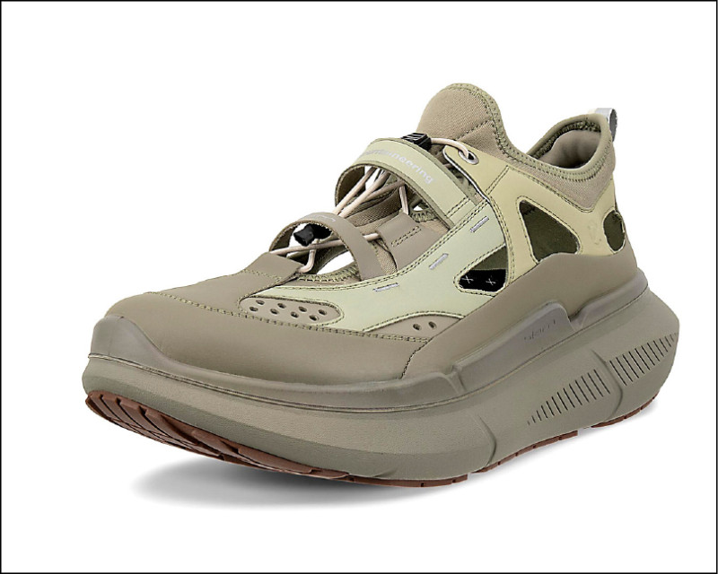 ECCO×White Mountaineering聯名系列，BIOM 2.2 MAX涼鞋採鏤空設計，特別適合春夏戶外活動。圖為男鞋8,380元，另有女鞋7,980元。