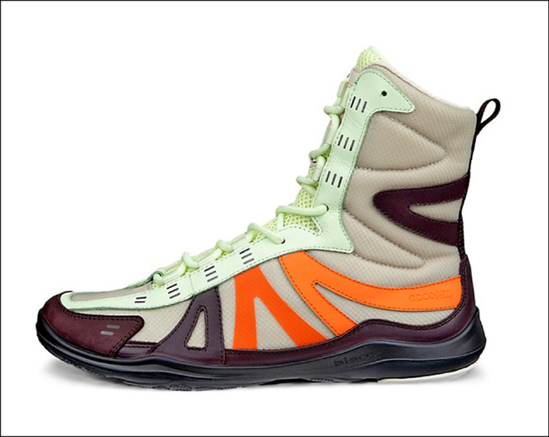 ECCO×NRL BIOM LITE TR高筒款，8,380元。