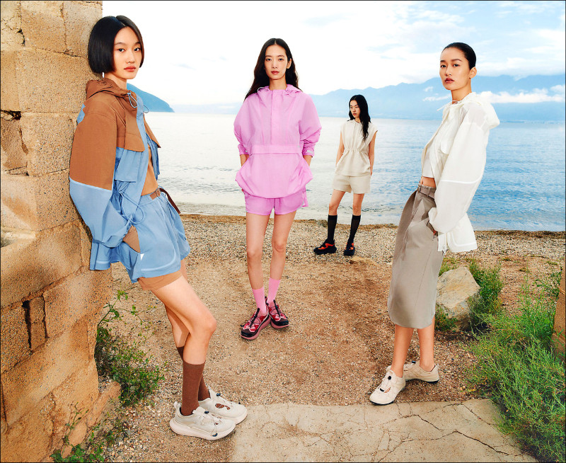 ECCO×NRL聯名服飾透過繽紛色彩與能修飾身型的細節，打造能應對早春微涼及雨季防護的機能設計。