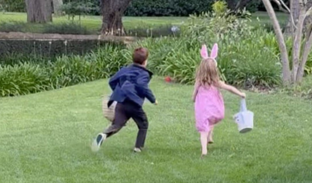 梅根曬出一對兒女慶祝復活節。(翻攝自IG)