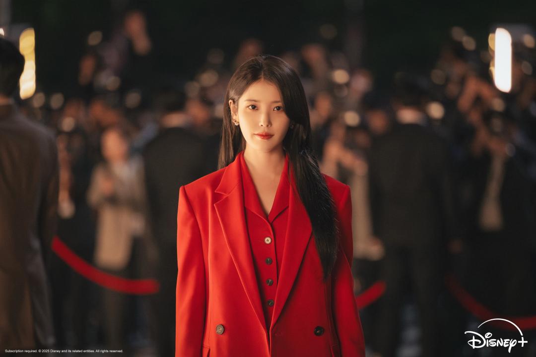 IU在《21世紀大君夫人》飾演「私生女」出身的集團CEO。