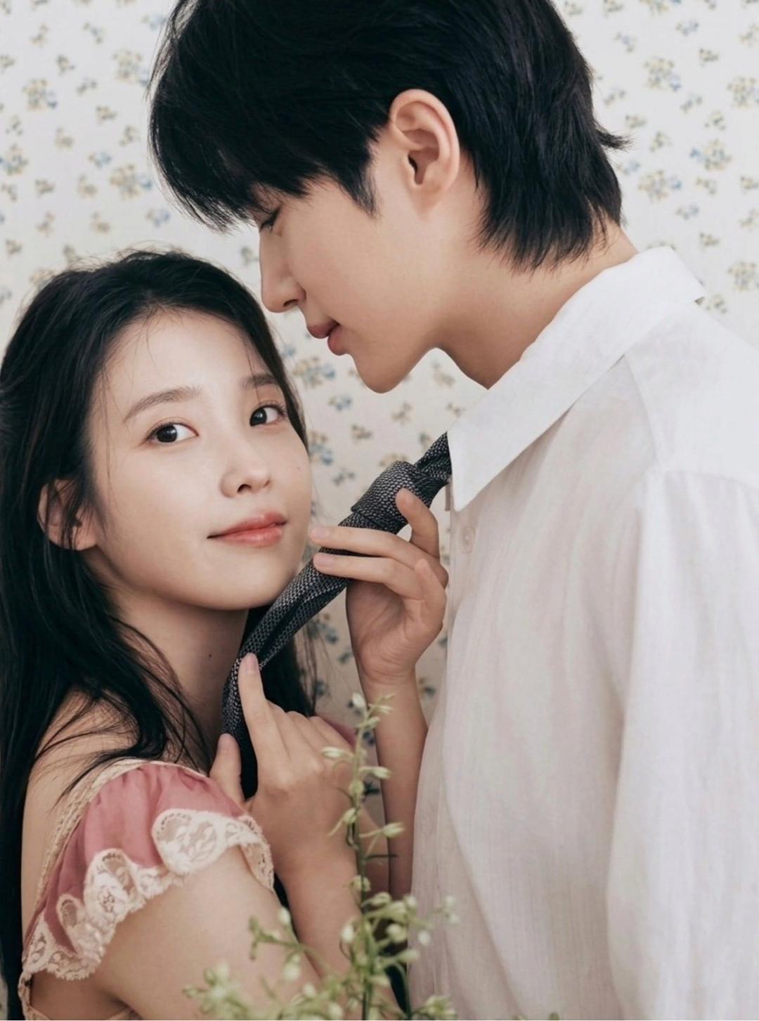 IU雙手拉邊佑錫領帶，又甜又颯的畫面張力，化學反應爆表掀起討論。