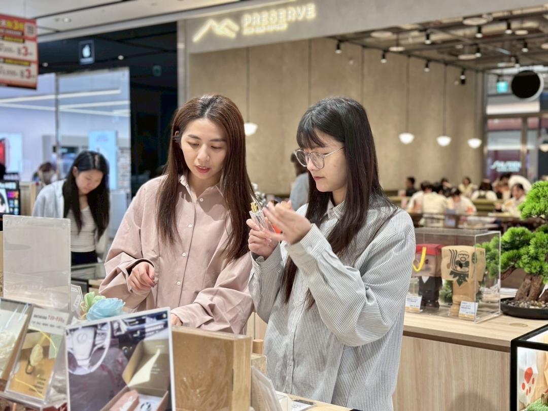 宏匯廣場吸引許多上班族和年輕家庭客。