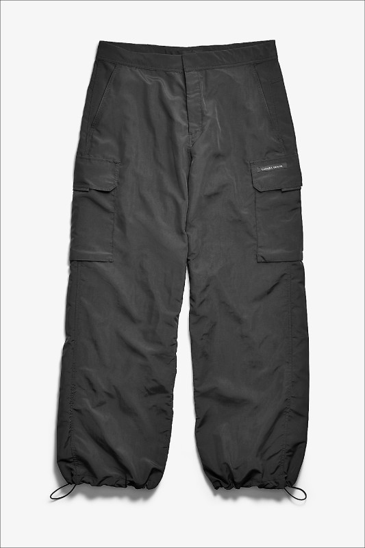 Vault系列長褲在下襬融入收束設計，抵禦冷風同時也能自由調整立體蓬鬆結構，16,500元。