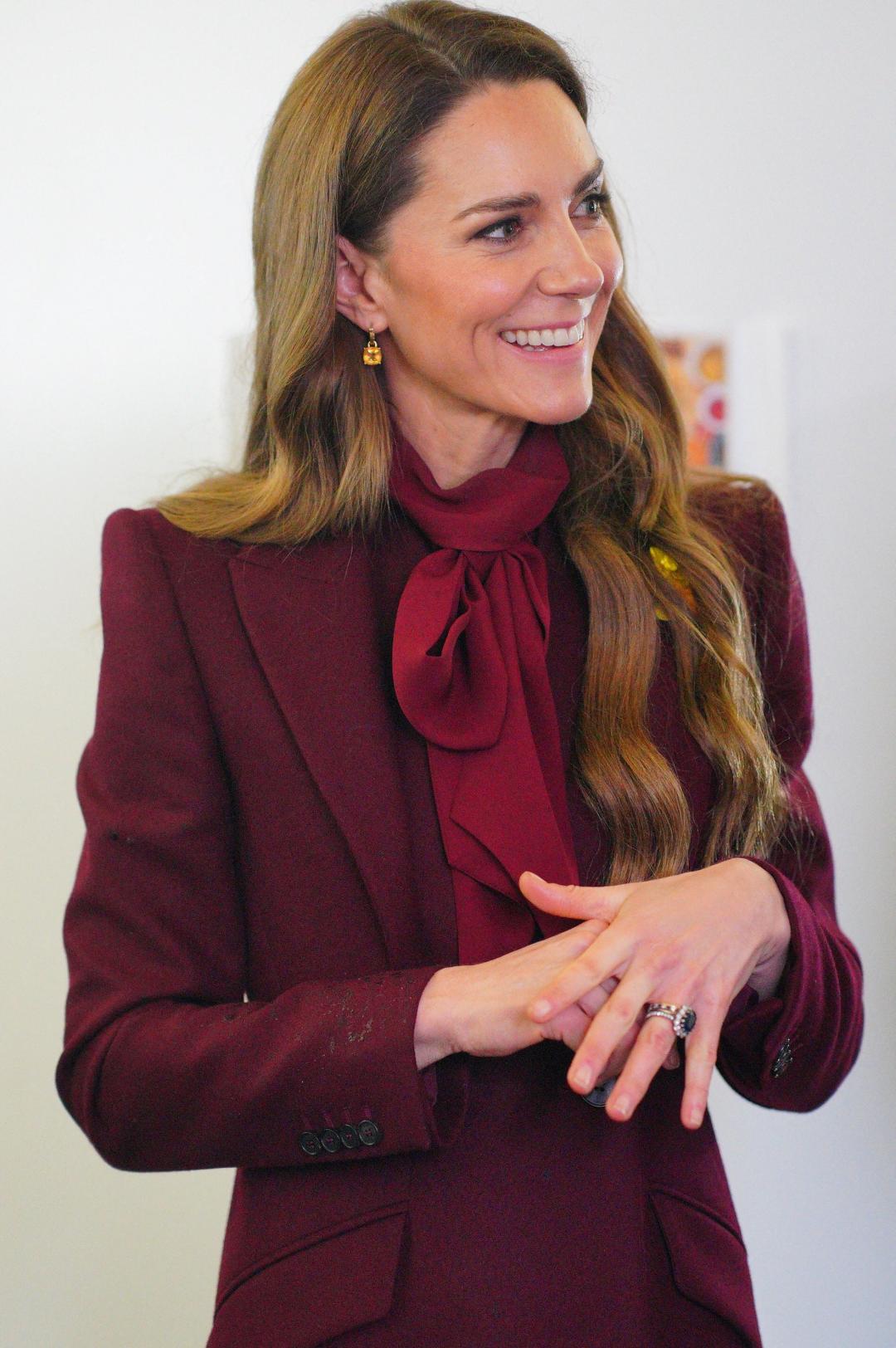 藍寶石訂婚戒層疊搭配其他戒指，更有分量。(路透)