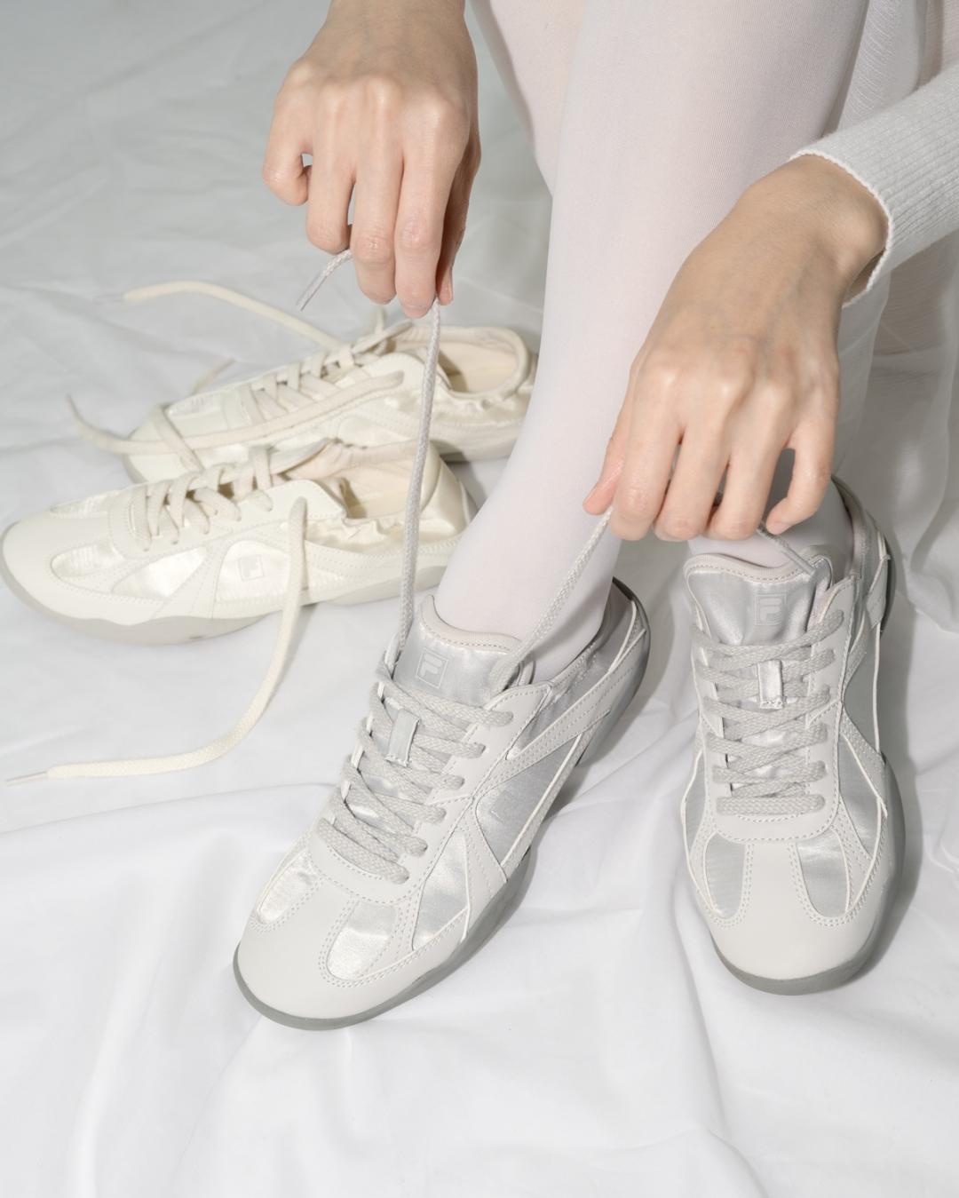 FILA GLIO Silver Moon及Cream配色，各2,480元。