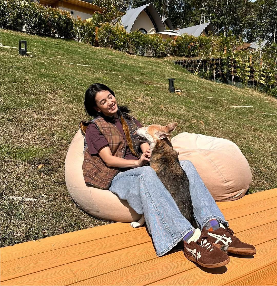 藝人陳庭妮以大地色系層次穿搭呼應薄底鞋款，整體自然隨興卻不失俐落。（翻攝IG ＠chen_ting_ni)