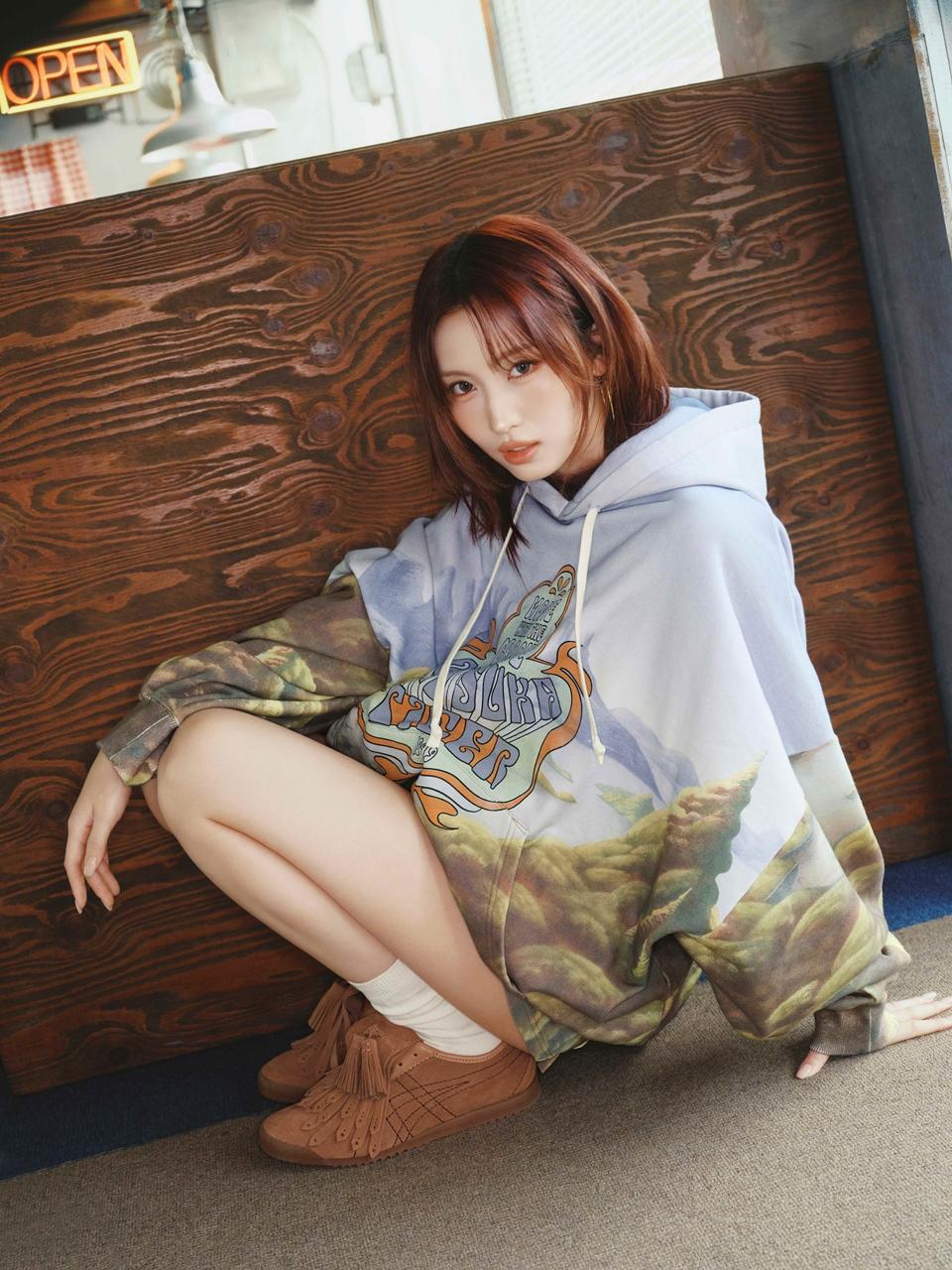 TWICE成員Momo以寬鬆印花上衣演繹下衣失蹤風格，足上選穿加入流蘇細節的薄底鞋，替整體造型注入青春學院氣息。