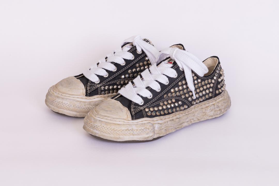 初衣食午全台獨家販售MMY Exclusive限定系列，MMY黑色鉚釘溶解鞋，售價NT$20,380元，4月18日全球同步開賣。