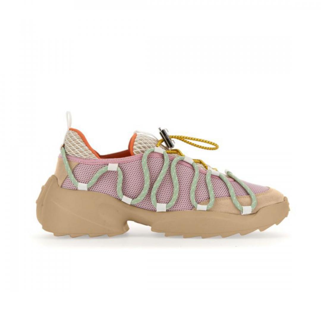 Viv’ Zag多彩拼接科技布料水晶釦休閒鞋，售價NT$49,600元。