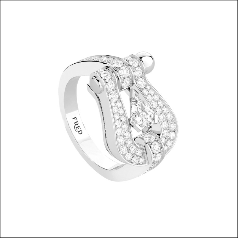 FRED Force 10 FRED Hero Cut印章風格戒指，白金釦環鑲嵌密鑽，1,363,000元。