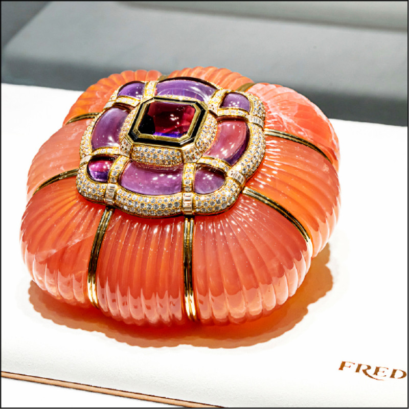 誕生於1988年的粉餅盒造型如藝術品般精緻，結合多種寶石堆疊色彩層次，盡顯工藝張力。