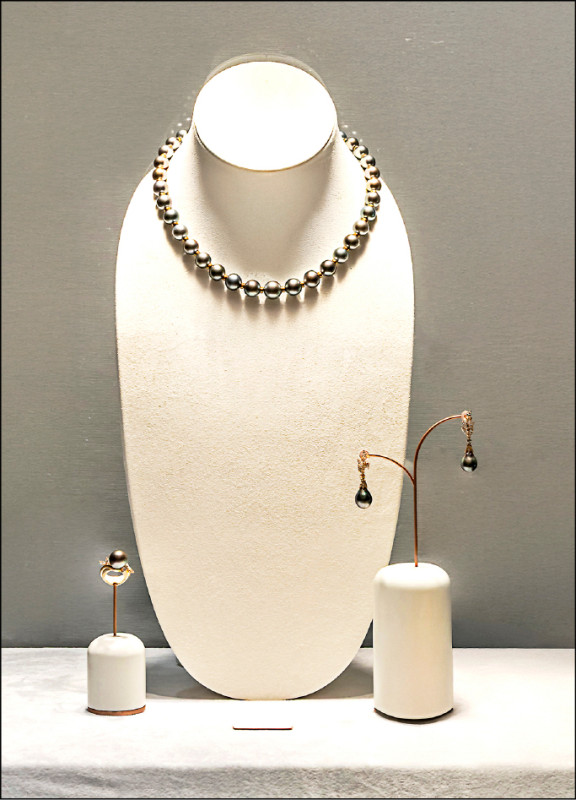 FRED在1980年代推出的珍珠套裝，排列簡潔流露低調穩重的優雅氣息。現場展出，非賣品。