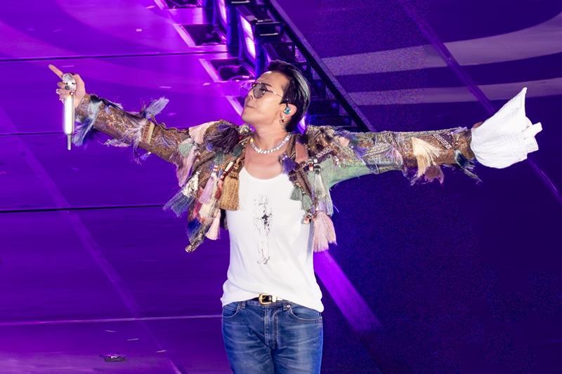 GD在台北大巨蛋演唱會上選穿Dries Van Noten的女裝外套。（讀者提供）